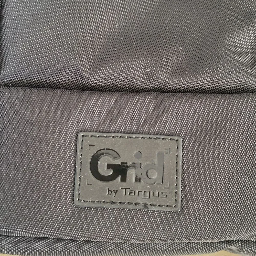 Targus 12-13” Grid High-Impact Vertical Slipcase w/ shoulder straps
